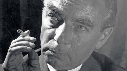Schriftsteller Erich Kästner, eine Zigarette rauchend.