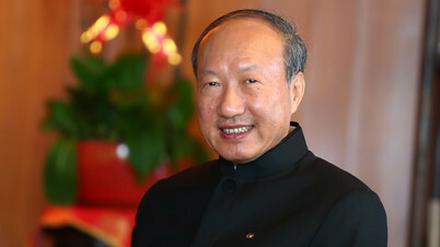 Erst hat Chen Feng eine Airline gegründet, inzwischen investiert er weltweit – zum Beispiel in die Deutsche Bank.