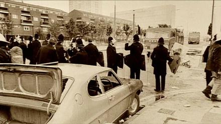 Gewalt erzeugt Gegengewalt. Das Bild "Riot" von John Akomfrah, entstanden 1999.