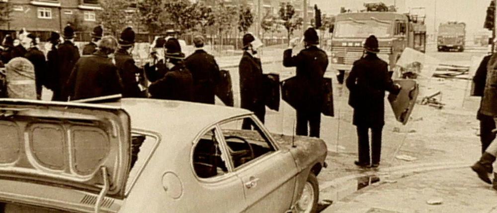 Gewalt erzeugt Gegengewalt. Das Bild "Riot" von John Akomfrah, entstanden 1999.