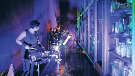 Zwei Musiker und vier Sänger treten in dem 35-minütigen Stück "Wundernetz. rete mirabile" auf. 