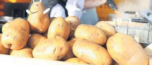 Kartoffeln und Pommes-Frites-Herstellung an einem Marktstand.