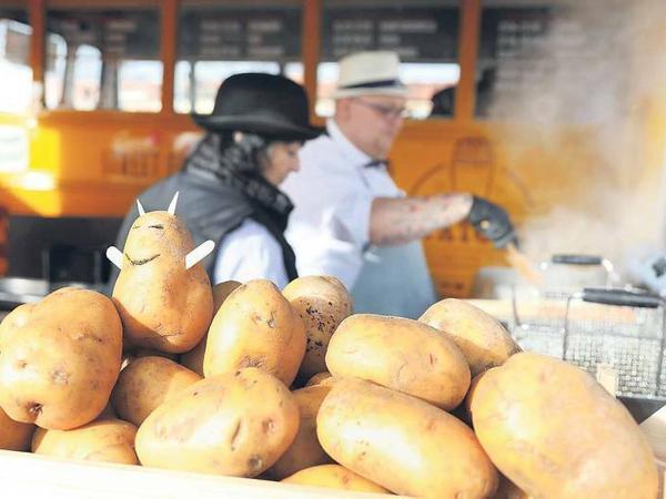 Kartoffeln und Pommes-Frites-Herstellung an einem Marktstand.