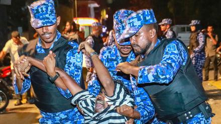 Unruhen auf den Malediven: Polizisten nehmen einen oppositionellen Demonstranten fest. 