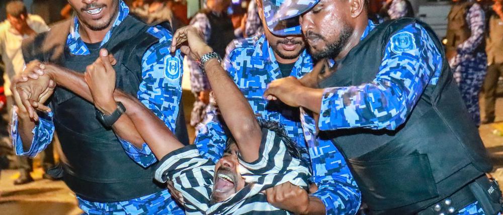 Unruhen auf den Malediven: Polizisten nehmen einen oppositionellen Demonstranten fest.