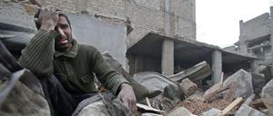 Zerstörung und Verzweiflung nach einem Luftangriff auf eine Rebellenstandort in Syrien 