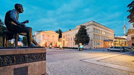 Blick vom Heinrich-Heine-Denkmal zum Palais am Festungsgraben und zum Maxim-Gorki-Theater.