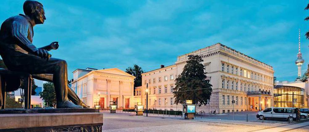 Blick vom Heinrich-Heine-Denkmal zum Palais am Festungsgraben und zum Maxim-Gorki-Theater.
