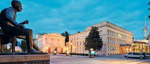 Blick vom Heinrich-Heine-Denkmal zum Palais am Festungsgraben und zum Maxim-Gorki-Theater.