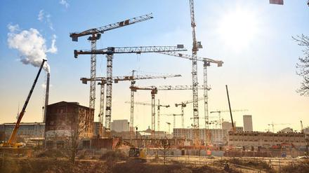 Boom am Bau. Baukräne stehen auf dem großen Baugrundstück in der Heidestraße in Berlin.
