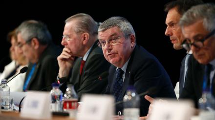 Thomas Bach (M) will das Anti-Doping-Recht reformieren.