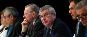 Thomas Bach (M) will das Anti-Doping-Recht reformieren.