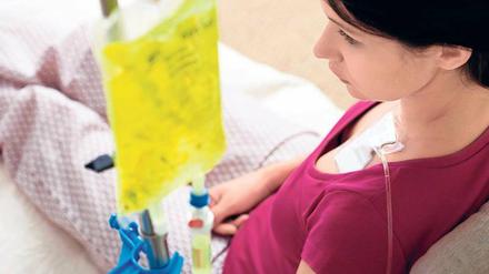 Eine Patientin bei der Chemotherapie.  