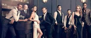 Konsequent: Der Chef des Denver-Clans heißt weiterhin Blake Carrington (John Forsythe, Zweiter von links).