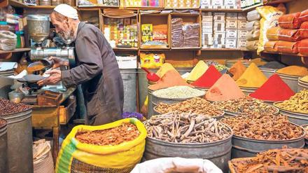 In der Medina (Altstadt) von Fès wartet hinter jeder Ecke wartet in eine Überraschung, zum Beispiel ein Gewürzstand. 