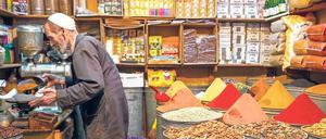 In der Medina (Altstadt) von Fès wartet hinter jeder Ecke wartet in eine Überraschung, zum Beispiel ein Gewürzstand.