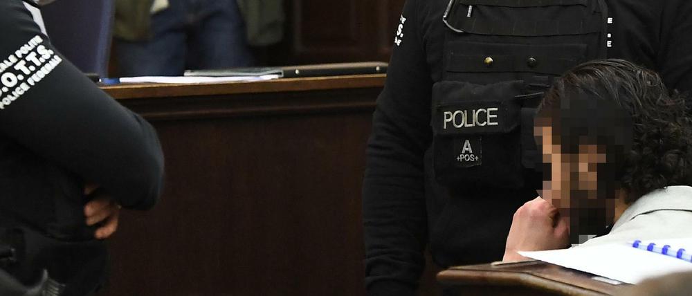 Elitepolizisten bewachen den Angeklagten.