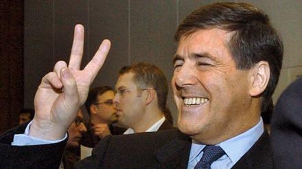 21. Januar 2004 in Düsseldorf: Der damalige Vorstandsvorsitzende der Deutschen Bank AG, Josef Ackermann, scherzt vor Prozessbeginn des Mannesmann-Prozess im Landgericht und macht ein Victory-Zeichen. Dieses Foto wurde zur "Ikone der Kapitalismuskritik".