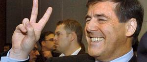 21. Januar 2004 in Düsseldorf: Der damalige Vorstandsvorsitzende der Deutschen Bank AG, Josef Ackermann, scherzt vor Prozessbeginn des Mannesmann-Prozess im Landgericht und macht ein Victory-Zeichen. Dieses Foto wurde zur "Ikone der Kapitalismuskritik".