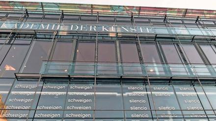 eugen Gomringers Gedicht "schweigen" von 1960 an der Fassade der Akademie der Künste.