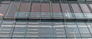 eugen Gomringers Gedicht "schweigen" von 1960 an der Fassade der Akademie der Künste.