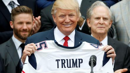 US-Präsident Donald Trump, hier mit einem Trikot der New England Patriots, die am Sonntag den Eagles unterlagen. 