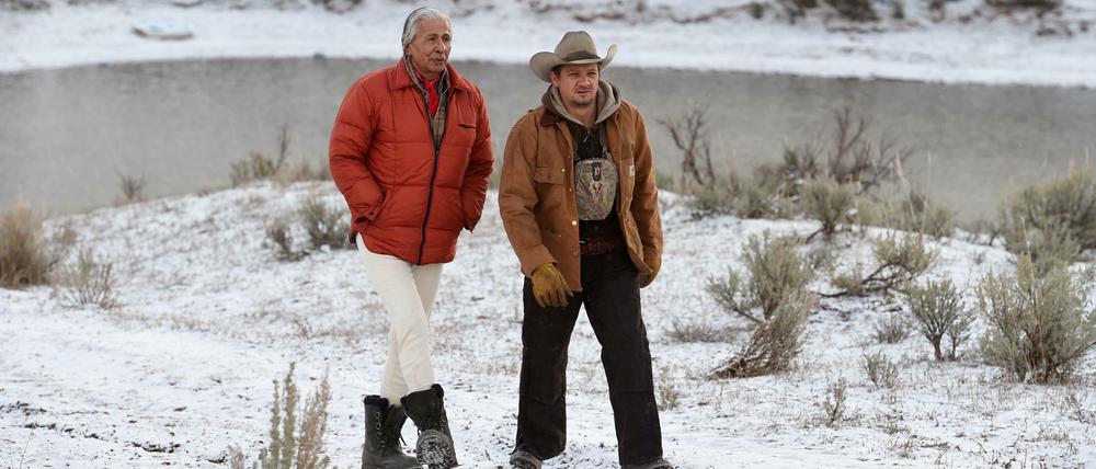 Cory Lambert (Jeremy Renner, rechts) und sein ehemaliger Schwiegervater Apesanahkwat (Dan Crowheart).