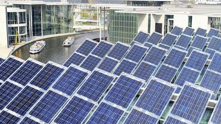 Im Berliner Regierungsviertel sind viele Gebäude mit Photovoltaikanlagen ausgestattet – wie hier das Jakob-Kaiser-Haus. 