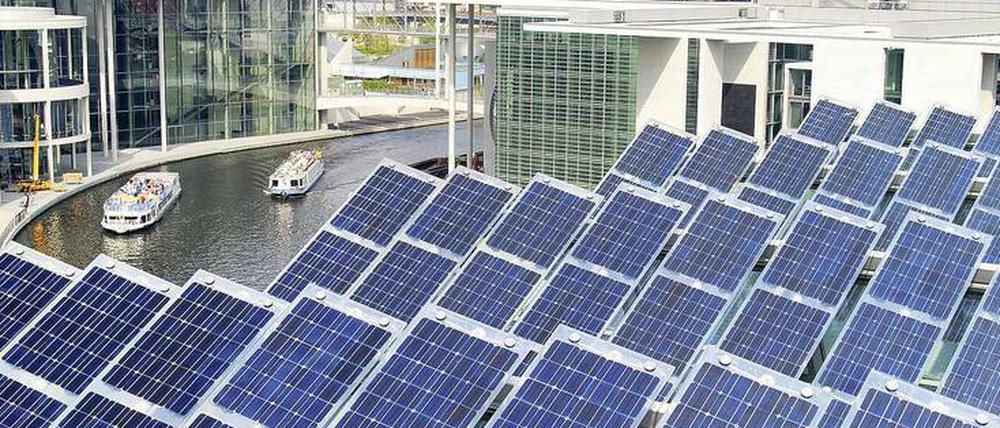 Im Berliner Regierungsviertel sind viele Gebäude mit Photovoltaikanlagen ausgestattet – wie hier das Jakob-Kaiser-Haus.