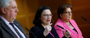 SPD-Politikerin Andrea Nahles flankiert von Karl-Josef Laumann (CDU) und Barbara Stamm (CSU) bei der Bekanntgabe der Rentenpläne.