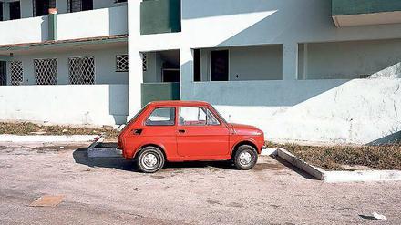 Ausdruck der Verlassenheit. Charles Johnstones „Little Red Car“, Kuba 2006. 