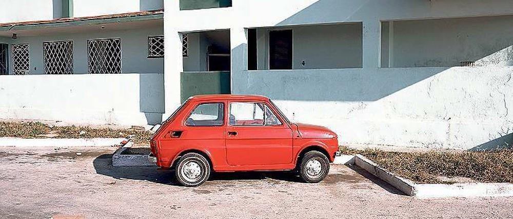Ausdruck der Verlassenheit. Charles Johnstones „Little Red Car“, Kuba 2006. 