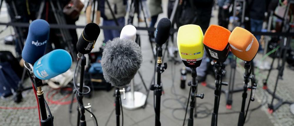 Warten auf Ansagen der Koalitionäre in Berlin 