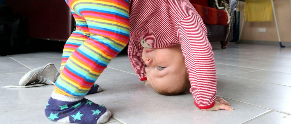 Läuft bei Dir. Kinder machen erste Schritte, wann sie wollen und benötigen dabei keine Hilfe.