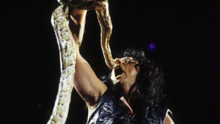 Bitte nicht nachmachen: Alice Cooper bei einem Konzert in der Londoner Wembley.