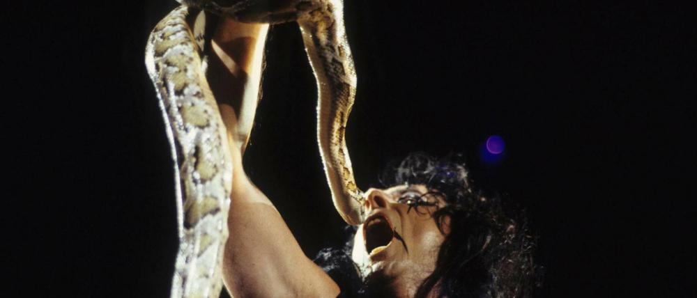 Bitte nicht nachmachen: Alice Cooper bei einem Konzert in der Londoner Wembley.