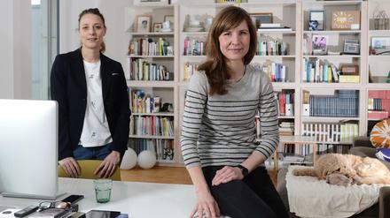 Die Berliner Unternehmerinnen Catharina Bruns (r.) und Sophie Pester beraten Menschen auf dem Weg in die Selbstständigkeit.  