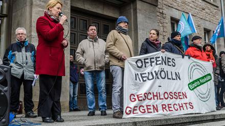 Spontane Kundgebung gegen Rechtsextreme nach den Brandanschlägen in Neukölln: Mehrere hundert Menschen versammelten sich dazu am Sonnabend vor dem Rathaus des Bezirks. Hier spricht gerade Neuköllns Bezirksbürgermeisterin Franziska Giffey. 