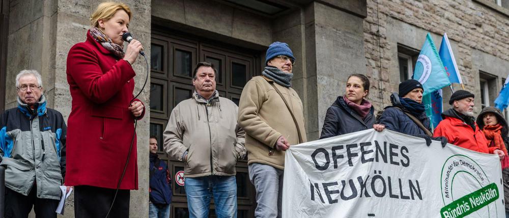 Spontane Kundgebung gegen Rechtsextreme nach den Brandanschlägen in Neukölln: Mehrere hundert Menschen versammelten sich dazu am Sonnabend vor dem Rathaus des Bezirks. Hier spricht gerade Neuköllns Bezirksbürgermeisterin Franziska Giffey. 