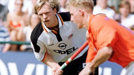 Ball im Blick. Christian Blunck (l.) gewann als Spieler 1992 Gold bei Olympia. Mit dem Harvestehuder THC wurde er zudem fünf Mal Deutscher Meister.