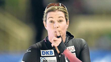 Ihre Geste. Der Finger auf den Lippen sind inzwischen zu Pechsteins Markenzeichen geworden. Ihre Feinde sollen schweigen, während sie weiter gegen die ihr widerfahrenden Ungerechtigkeiten ankämpft.