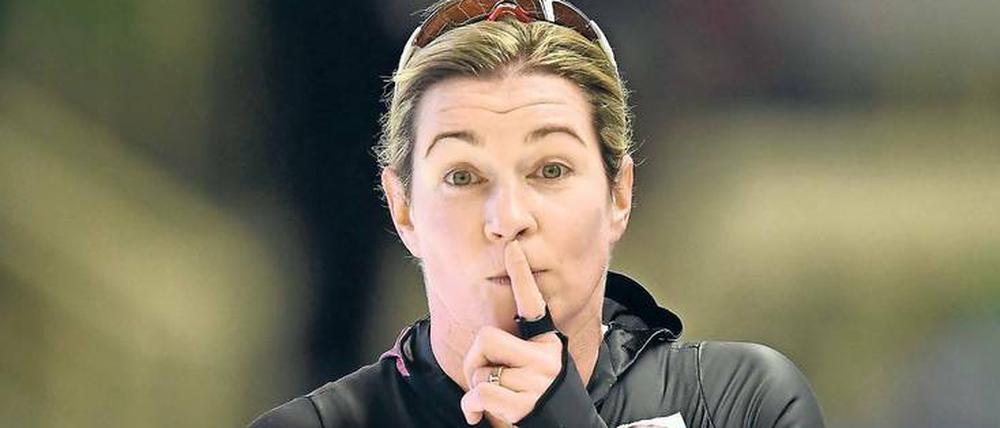 Ihre Geste. Der Finger auf den Lippen sind inzwischen zu Pechsteins Markenzeichen geworden. Ihre Feinde sollen schweigen, während sie weiter gegen die ihr widerfahrenden Ungerechtigkeiten ankämpft.