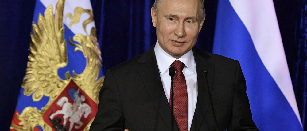 Präsident Wladimir Putin bei einer Preisvergabe an junge Wissenschaftler in Nowosibirsk.