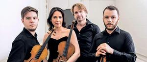 Botschafter der Staatskapelle: Die Violinisten Wolfram Brandl und Krzysztof Specjal, Yulia Deyneka mit der Viola; und Claudius Popp am Cello.