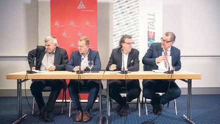 Geschafft. Die letzte Verhandlungsrunde dauerte 14 Stunden.  IG Metall-Chef Jörg Hofmann, der Verhandlungsführer der Gewerkschaft, Roman Zitzelsberger, und der Arbeitgeber, Stefan Wolf, sowie Gesamtmetall-Präsident Rainer Dulger (von links nach rechts).