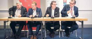 Geschafft. Die letzte Verhandlungsrunde dauerte 14 Stunden.  IG Metall-Chef Jörg Hofmann, der Verhandlungsführer der Gewerkschaft, Roman Zitzelsberger, und der Arbeitgeber, Stefan Wolf, sowie Gesamtmetall-Präsident Rainer Dulger (von links nach rechts). 