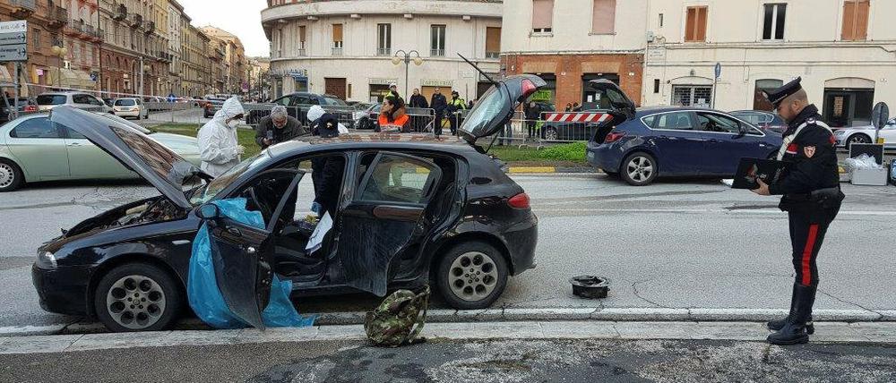 Ausgebremst – das Fahrzeug des mutmaßlichen Attentäters Luca Traini, aus dem er auf sechs afrikanische Migranten feuerte.
