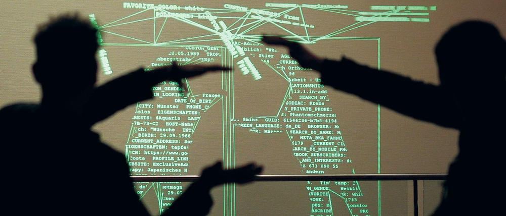 Wer ist hier der Chef: Mensch oder Maschine? Künftig sollen Algorithmen besser kontrolliert werden.