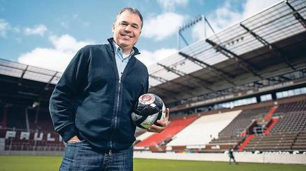 Hart am Ball. Andreas Rettig, früher bei der DFL, heute Geschäftsführer beim FC St. Pauli, scheut den Zweikampf mit Martin Kind nicht.