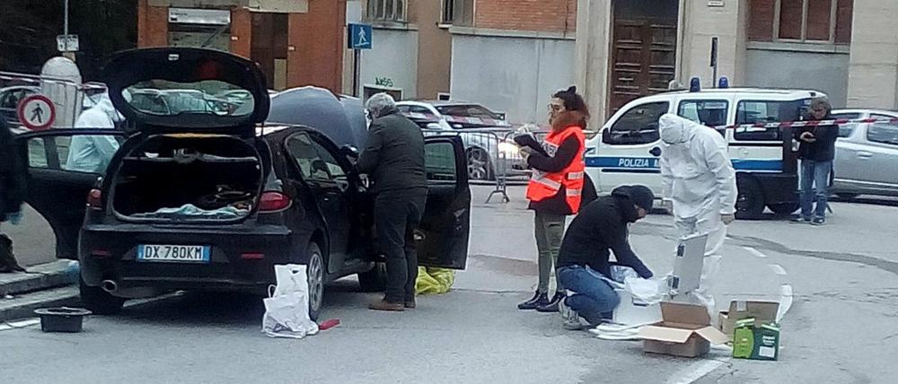 Spurensicherung am Fahrzeug des Täters.